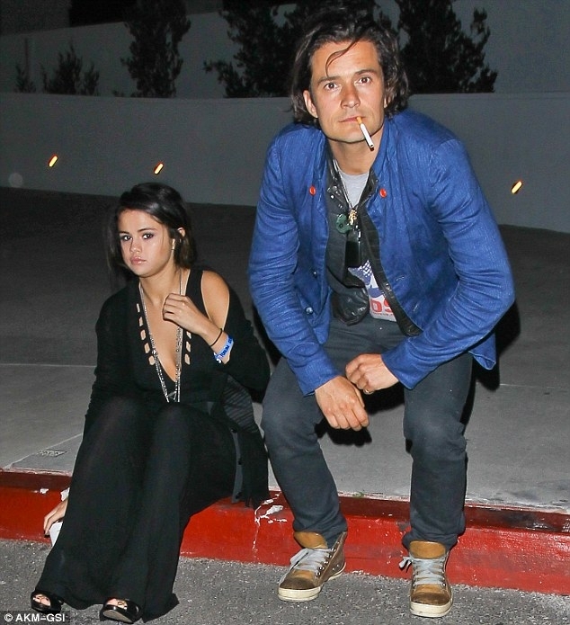 
	
	Mới đây, Selena Gomez bỗng nhiên được "tặng" người tình chững chạc và điển trai Orlando Bloom. Bức ảnh được chụp vào thứ 7 tuần trước tại Los Angeles khi cả hai đang cùng tham dự buổi hoà nhạc của Chelsea Handler.